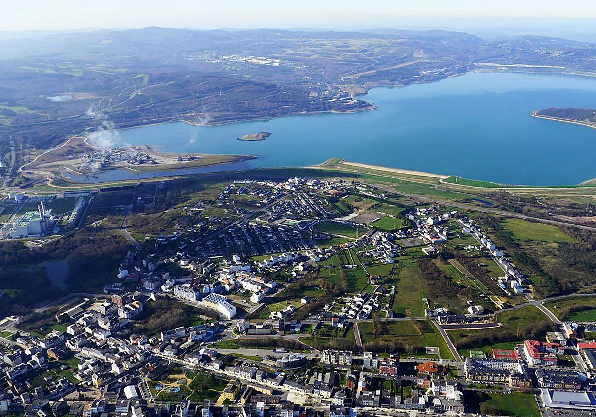 O maior lago artificial da Espanha era uma antiga mina de carvão de 300 metros de profundidade