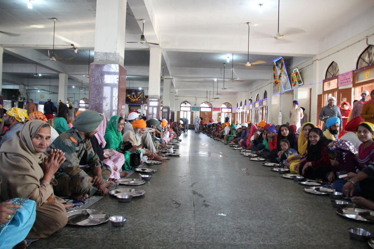 Templo Dourado indiano serve 100.000 refeições gratuitas por dia
