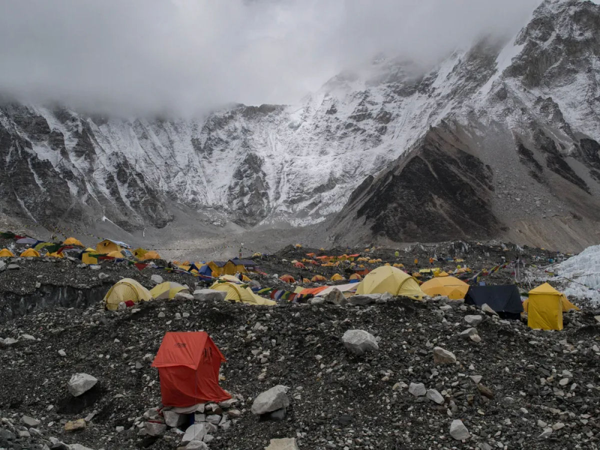 Mais de 200 corpos foram deixados para trs no Monte Everest, e muitos marcam o caminho para o cume