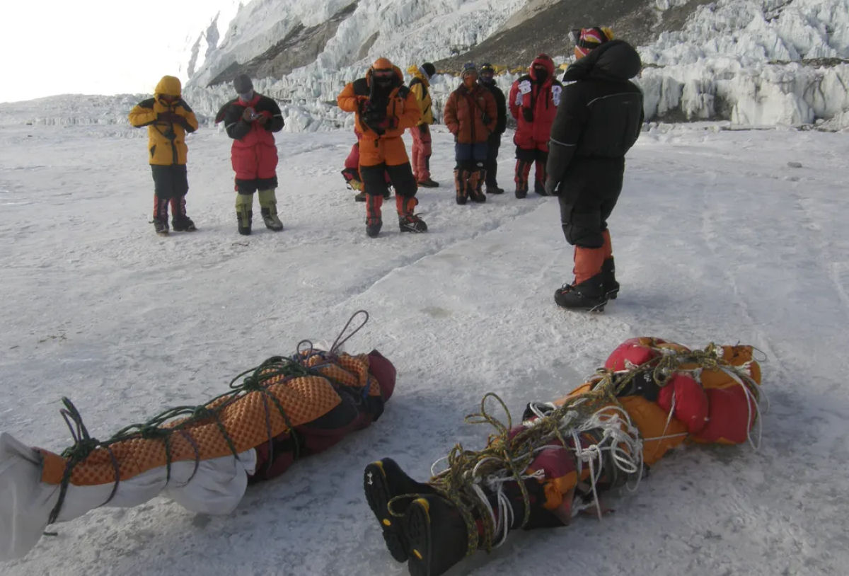 Mais de 200 corpos foram deixados para trs no Monte Everest, e muitos marcam o caminho para o cume