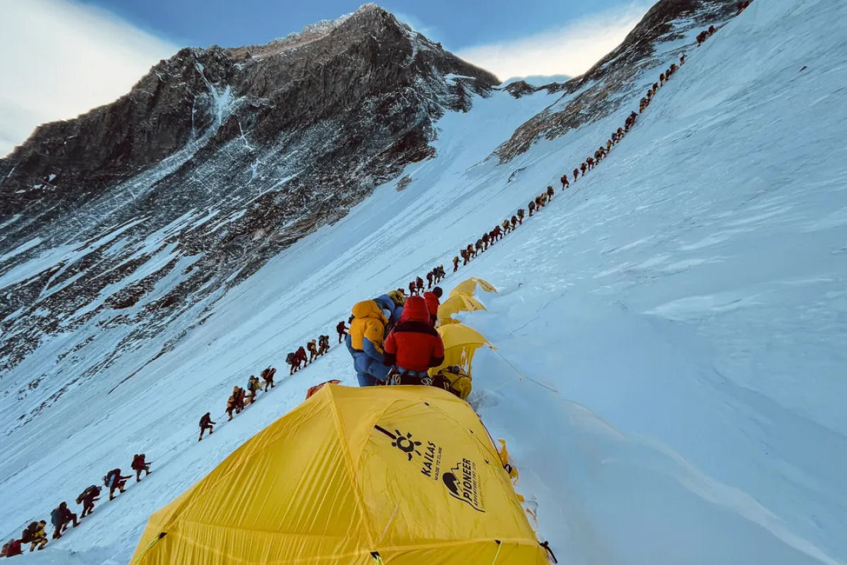 Mais de 200 corpos foram deixados para trs no Monte Everest, e muitos marcam o caminho para o cume