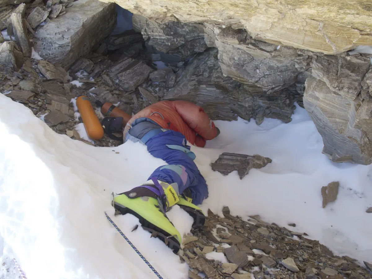 Mais de 200 corpos foram deixados para trs no Monte Everest, e muitos marcam o caminho para o cume