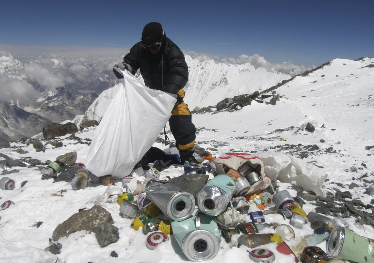 O exrcito nepals est removendo lixo e corpos do Monte Everest