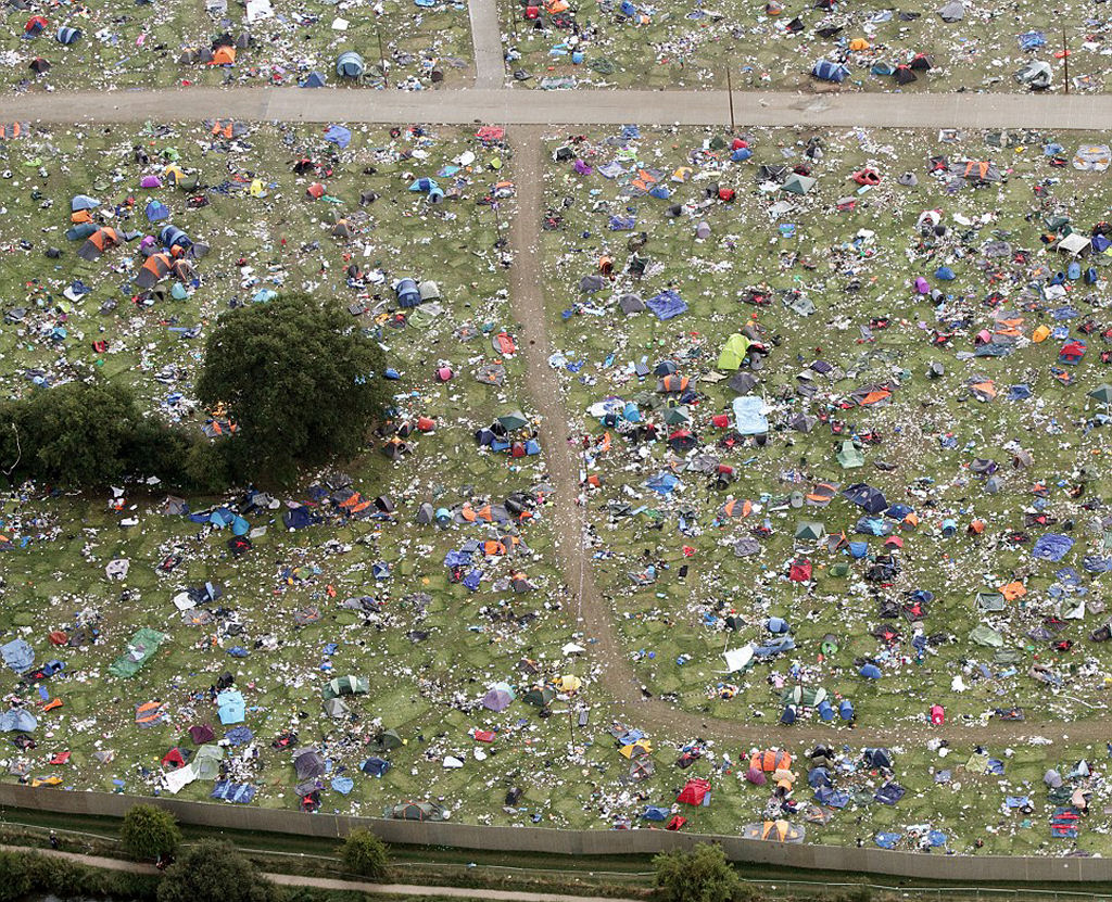 90 mil fs de msica deixam mar de lixo para trs no Festival de Reading de msica 01