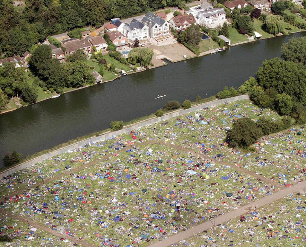 90 mil fs de msica deixam mar de lixo para trs no Festival de Reading de msica 03