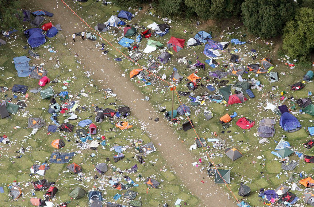 90 mil fs de msica deixam mar de lixo para trs no Festival de Reading de msica 04