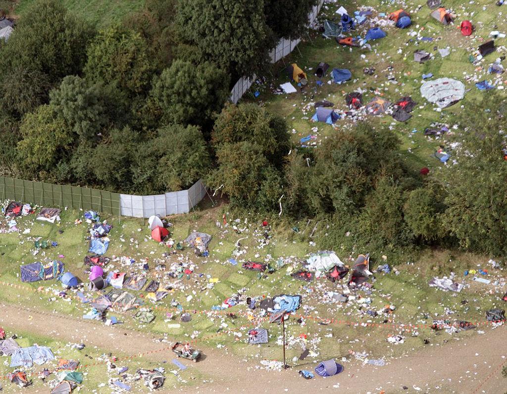 90 mil fs de msica deixam mar de lixo para trs no Festival de Reading de msica 07