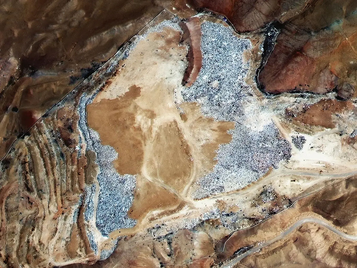 O que faz uma montanha dem roupas descartadas no meio do Atacama?