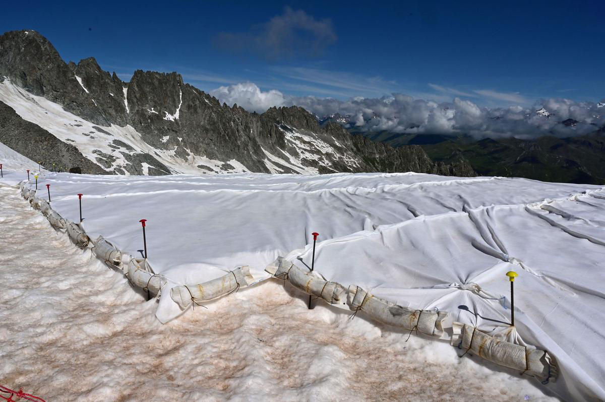 Itália cobre geleira com uma manta refletiva gigante para evitar o derretimento