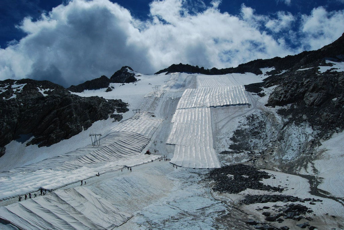 Itália cobre geleira com uma manta refletiva gigante para evitar o derretimento