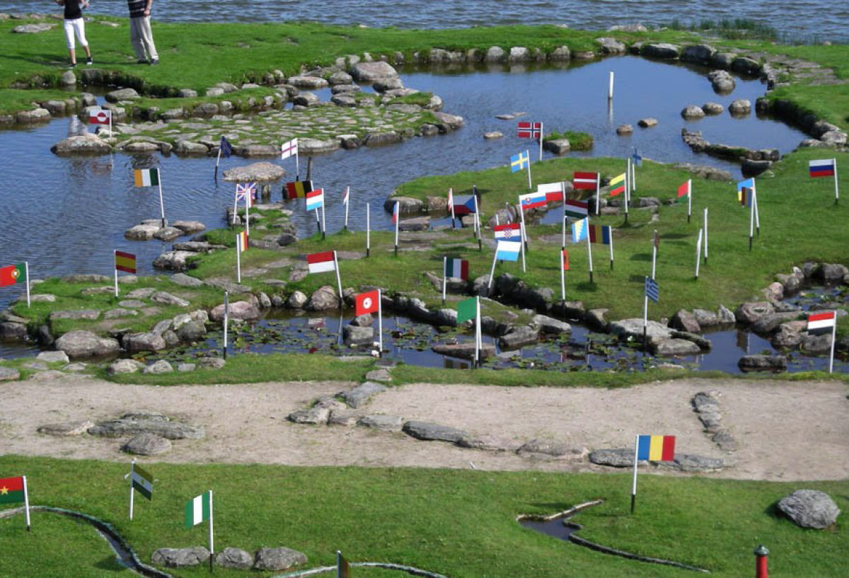O mapa-múndi construído nas margens de um lago na Dinamarca