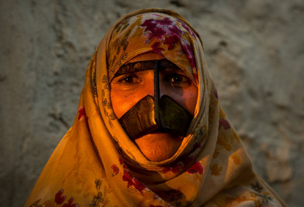 As belas e misteriosas iranianas fotografadas com suas máscaras boregheh 08