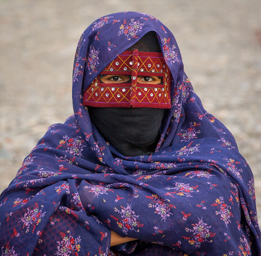 As belas e misteriosas iranianas fotografadas com suas máscaras boregheh 09