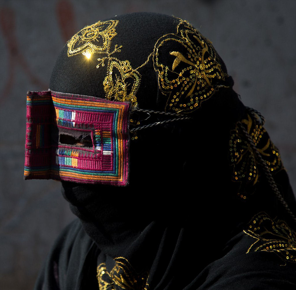 As belas e misteriosas iranianas fotografadas com suas máscaras boregheh 12