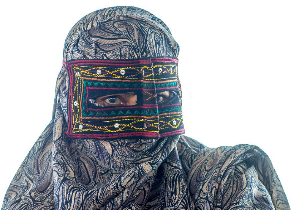 As belas e misteriosas iranianas fotografadas com suas máscaras boregheh 17