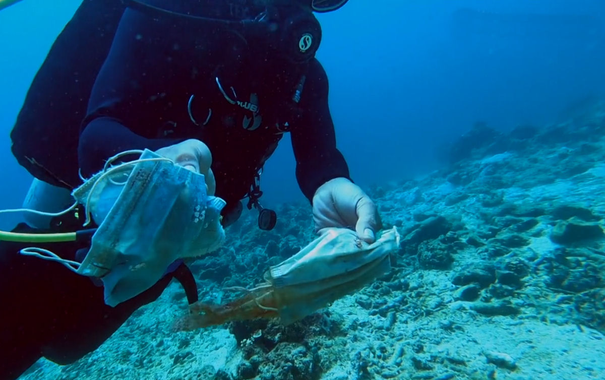 Recife de coral das Filipinas está coberto por resíduos de máscaras faciais