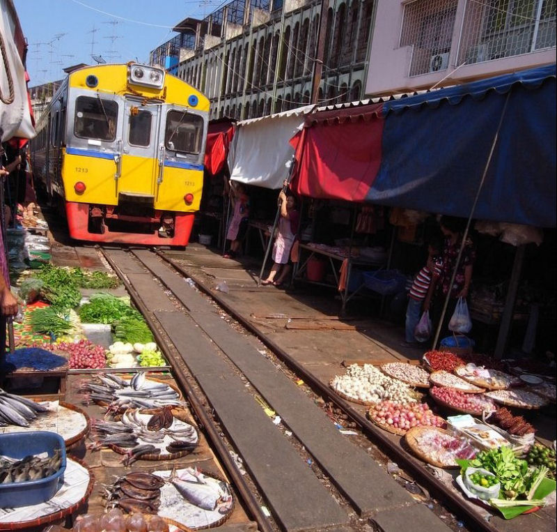 Mercado de Maeklong: uma feira no meio da ferrovia 01