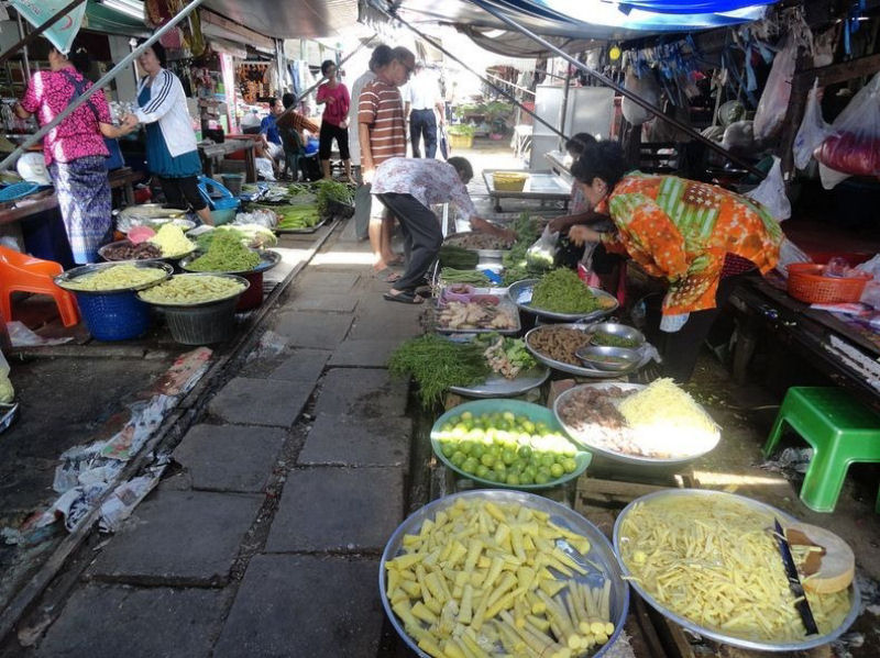 Mercado de Maeklong: uma feira no meio da ferrovia 02