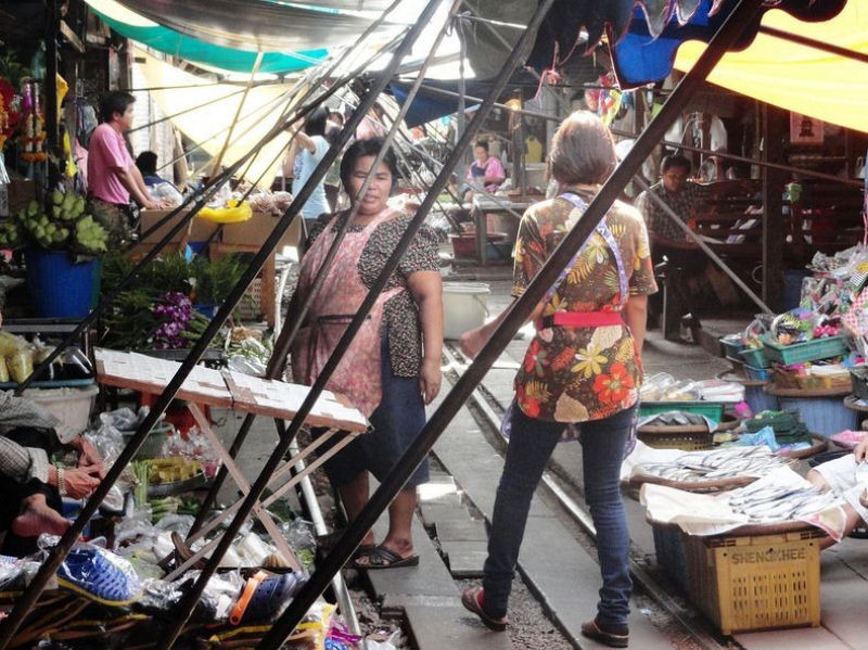 Mercado de Maeklong: uma feira no meio da ferrovia 03
