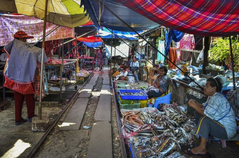 Mercado de Maeklong: uma feira no meio da ferrovia 04