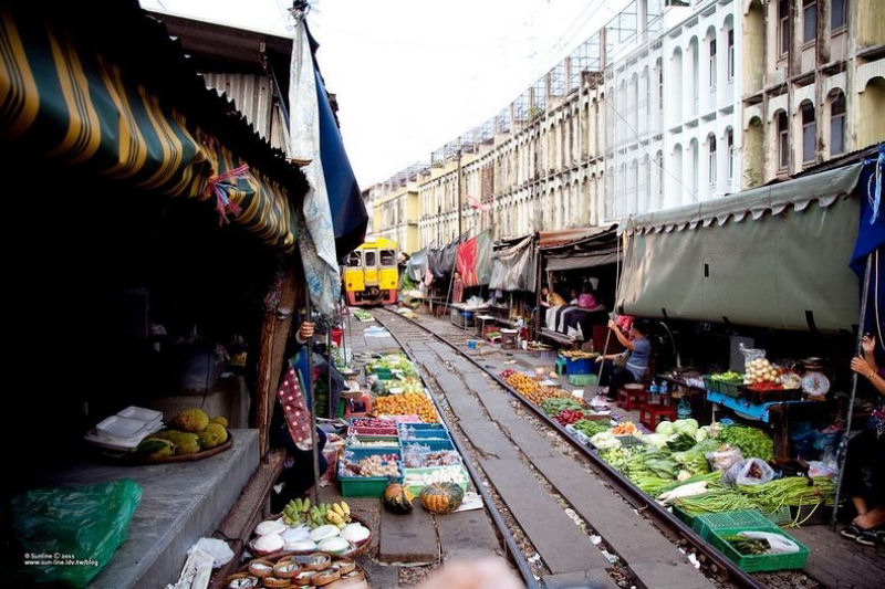 Mercado de Maeklong: uma feira no meio da ferrovia 05