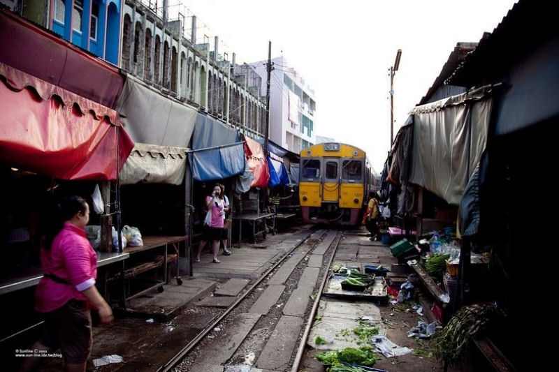 Mercado de Maeklong: uma feira no meio da ferrovia 06