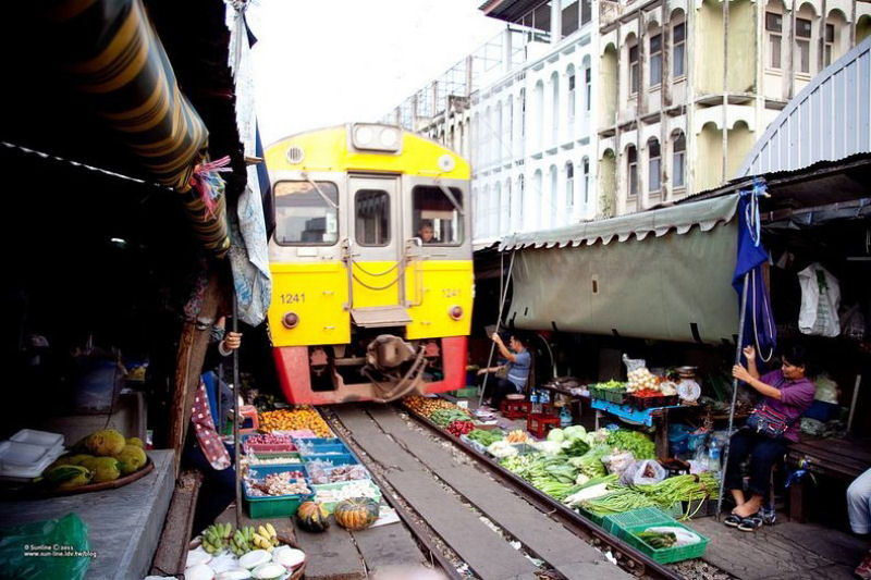 Mercado de Maeklong: uma feira no meio da ferrovia 07