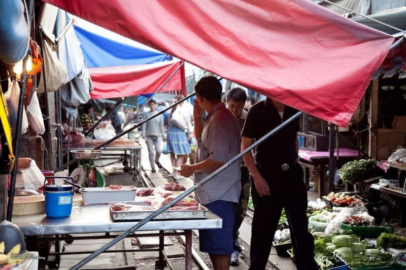 Mercado de Maeklong: uma feira no meio da ferrovia 09