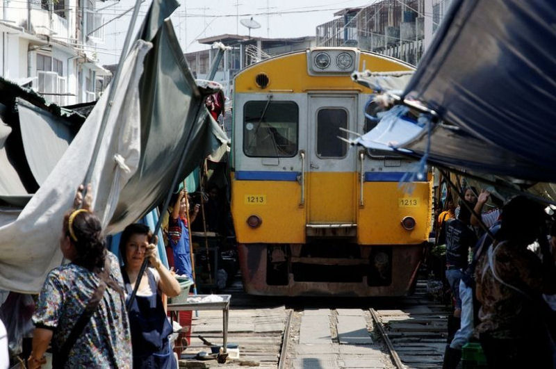 Mercado de Maeklong: uma feira no meio da ferrovia 14