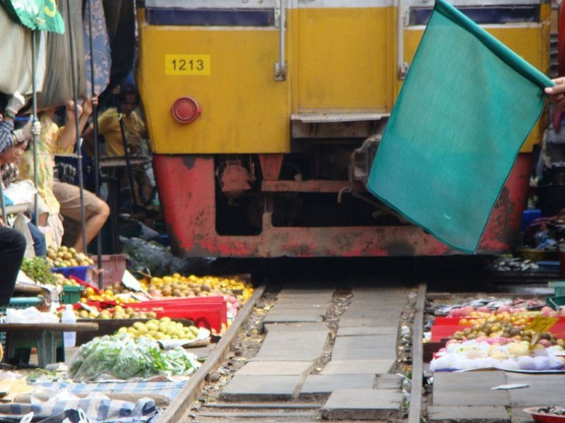 Mercado de Maeklong: uma feira no meio da ferrovia 15