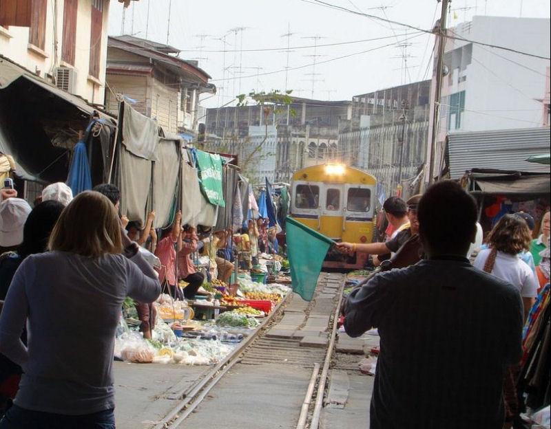Mercado de Maeklong: uma feira no meio da ferrovia 16