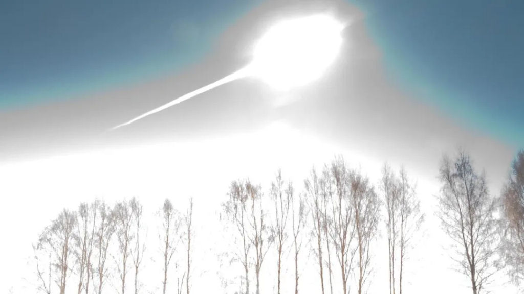 Assista as imagens incríveis da queda de um meteorito na Rússia em 2013