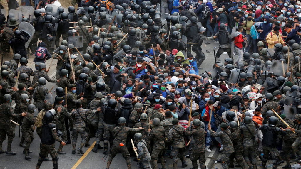 Polícia guatemalteca tenta deter a caravana de migrantes com gás lacrimogênio