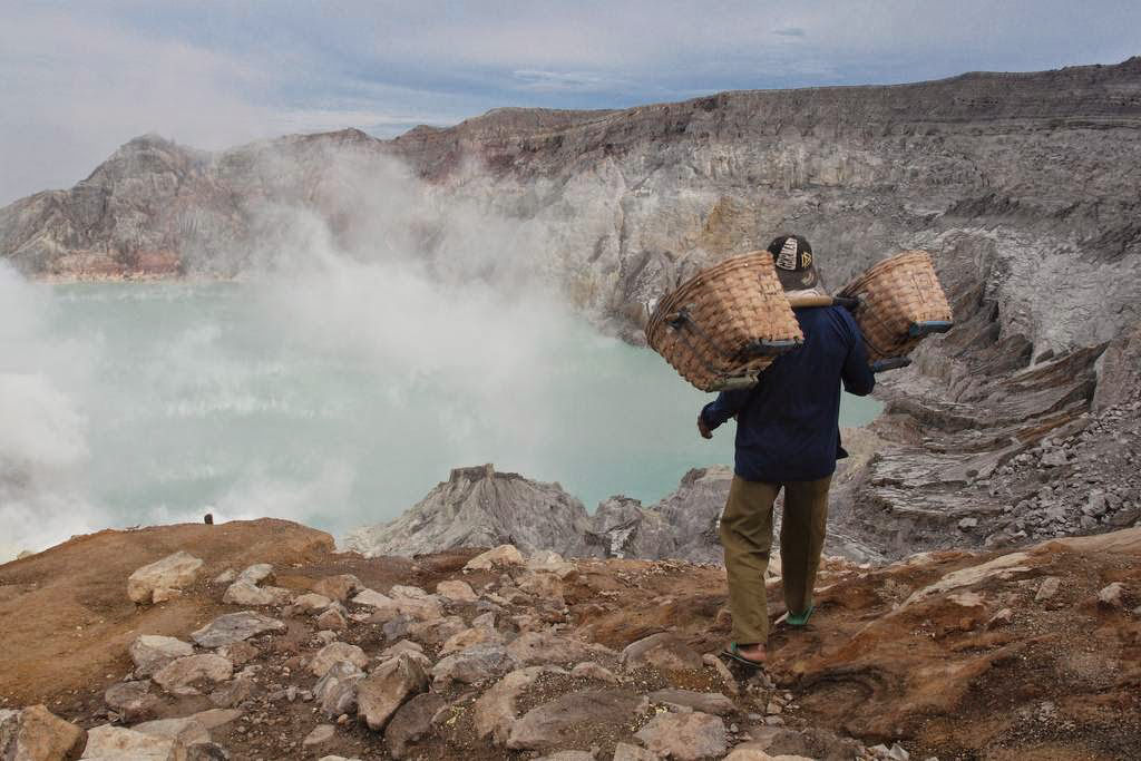 Ijen: A mina de enxofre vulcnica de Java Oriental, na Indonsia 28