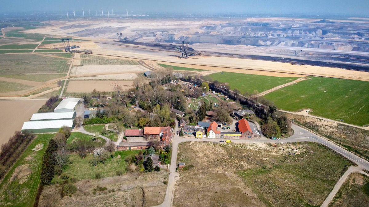 Alemanha se apresenta como lder climtico, mas ainda est arrasando vilarejos atrs de minas de carvo