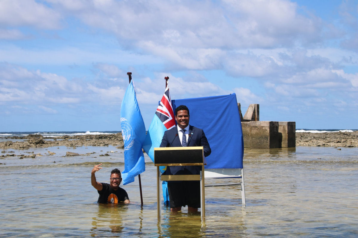 Ministro de Tuvalu fala sobre a realidade da mudança climática com água até os joelhos