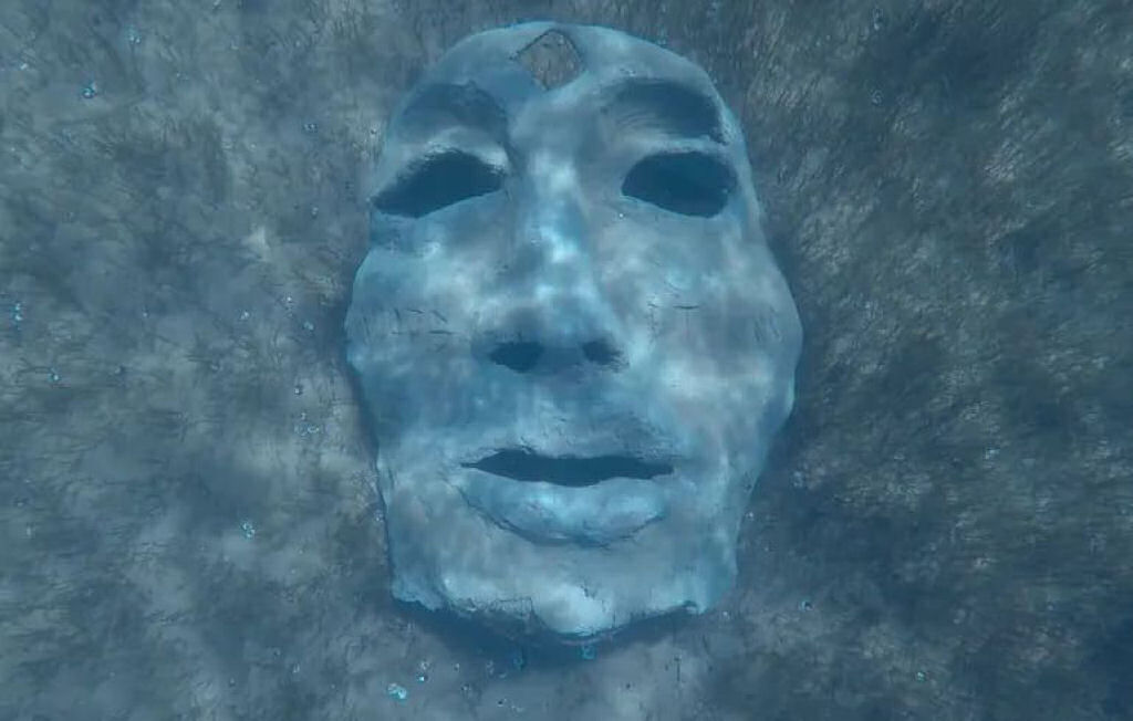 Minotauro aparece no fundo de um lago na Patagônia argentina