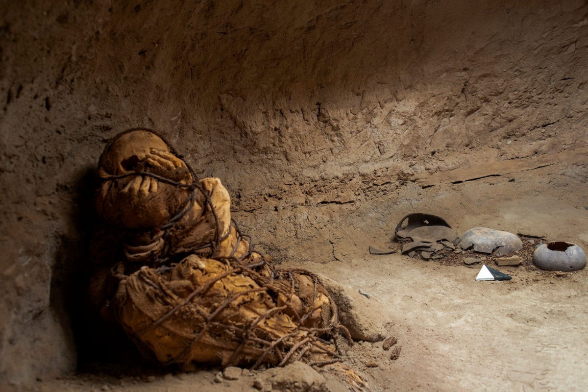 Múmia pré-inca amarrada com corda é encontrada nos arredores de Lima