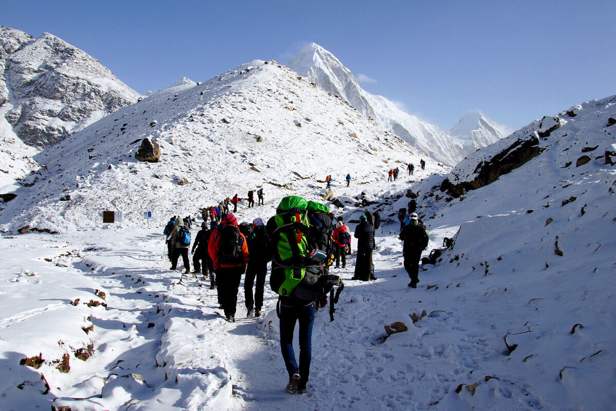 Nevasca atingiu o Everest deixando mil pessoas presas na montanha