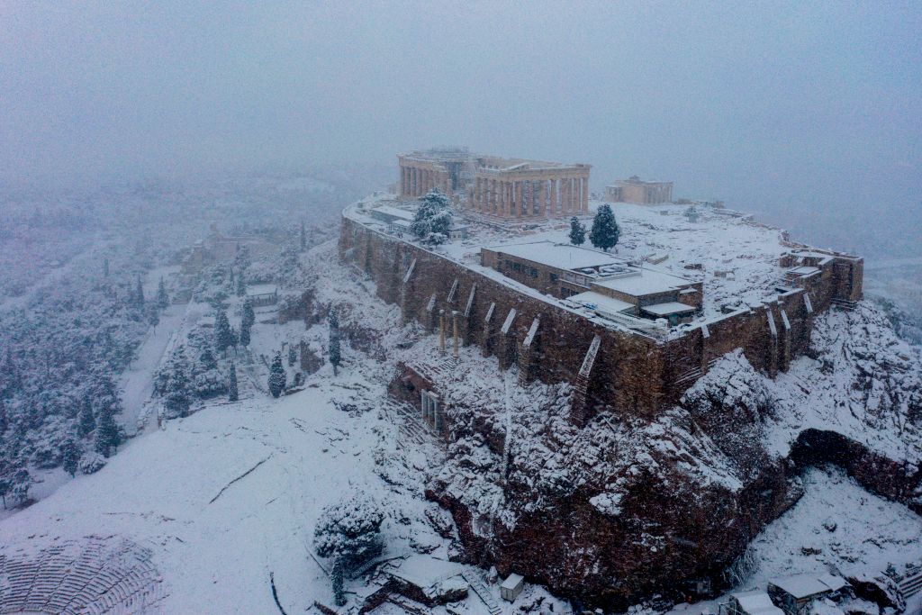 O Partenon e outros lugares emblemáticos da Grécia ficam cobertos de neve
