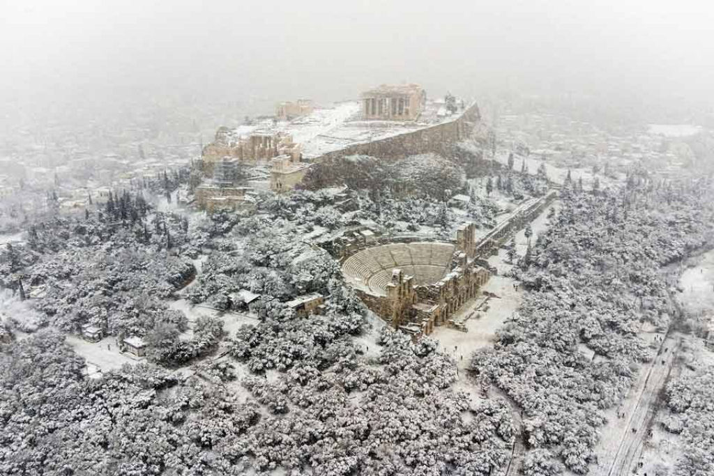 O Partenon e outros lugares emblemáticos da Grécia ficam cobertos de neve