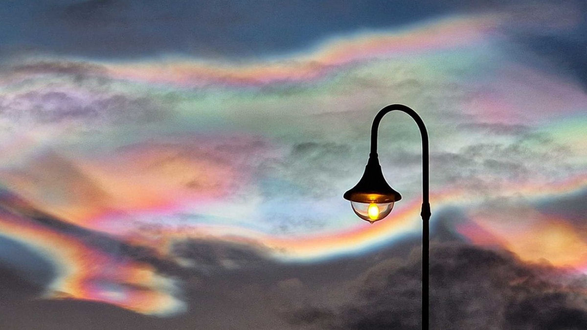 Nuvens arco-ris extremamente raras colorem o cu do norte da Europa