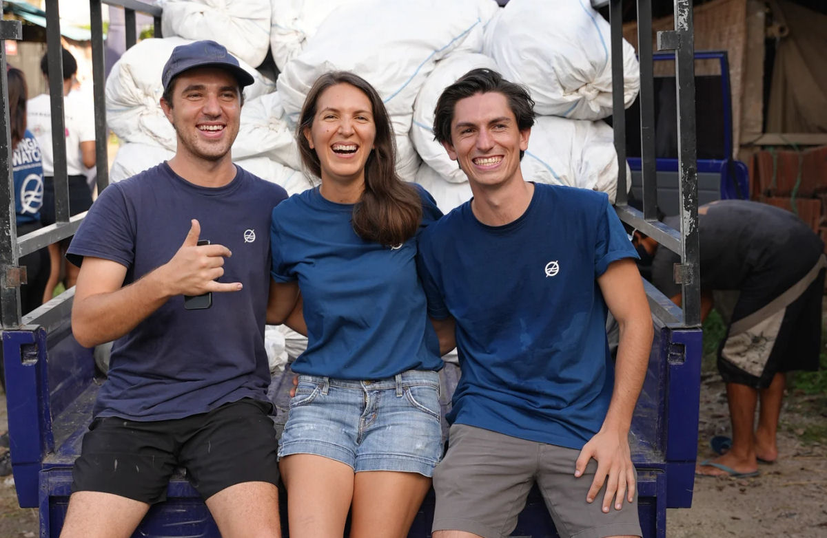 Trio de irmos est transformando o lixo do Rio Bali em mveis e sandlias