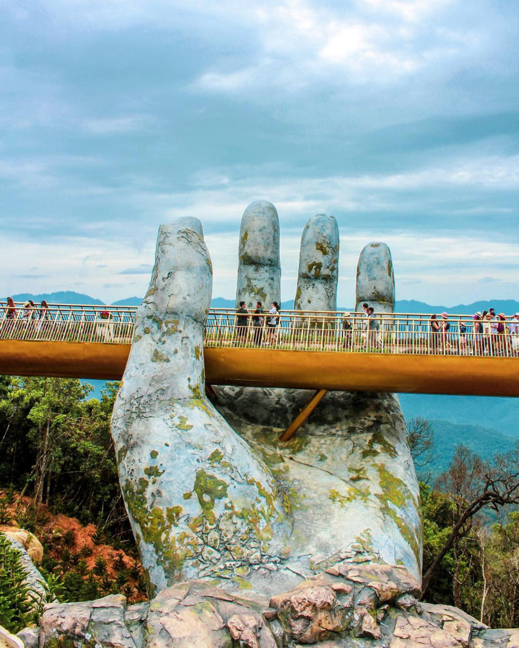 Passarela recém-inaugurada no Vietnã mantém os visitantes com um par de mãos gigantes 02