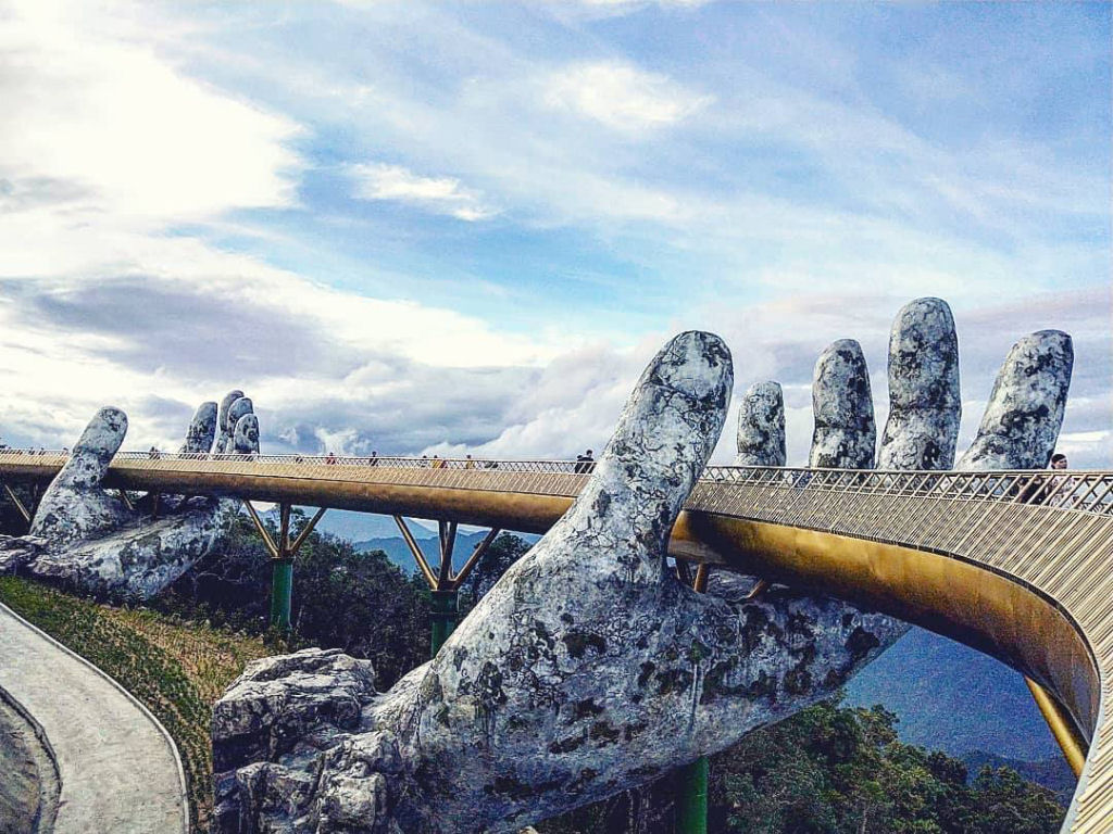 Passarela recém-inaugurada no Vietnã mantém os visitantes com um par de mãos gigantes 03