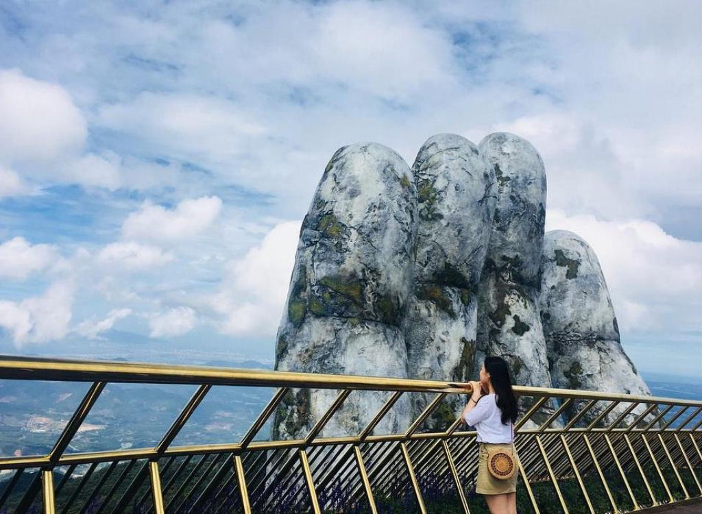 Passarela recém-inaugurada no Vietnã mantém os visitantes com um par de mãos gigantes 04