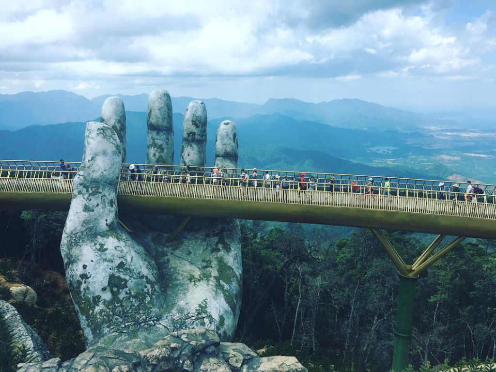 Passarela recém-inaugurada no Vietnã mantém os visitantes com um par de mãos gigantes 05