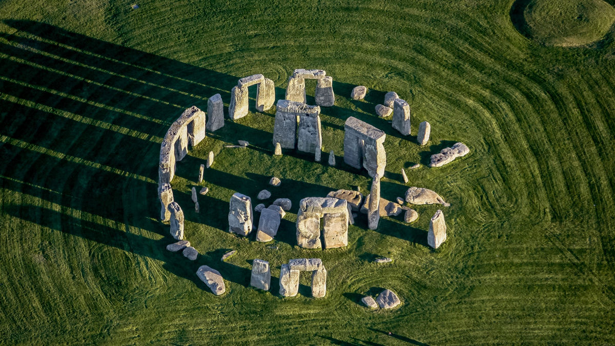 Pedra do altar de Stonehenge, de 6.000 kg,  originria do nordeste da Esccia, a mais de 750 km de distncia