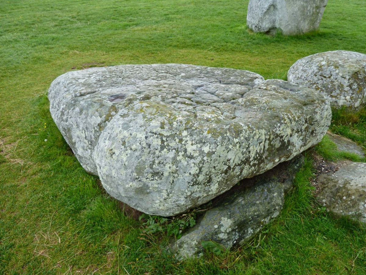 Pedra do altar de Stonehenge, de 6.000 kg,  originria do nordeste da Esccia, a mais de 750 km de distncia