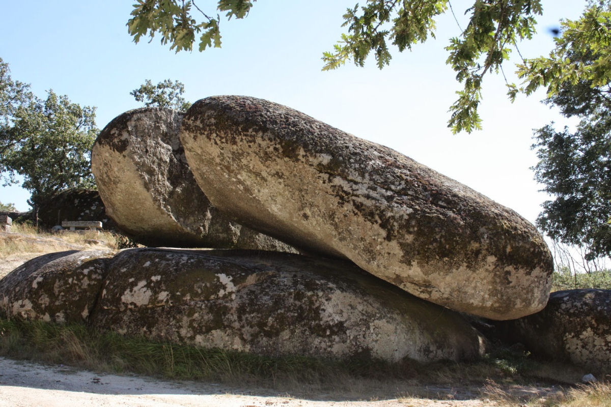 Pedra Bolideira, a rocha enorme que todo mundo pode mover em Portugal